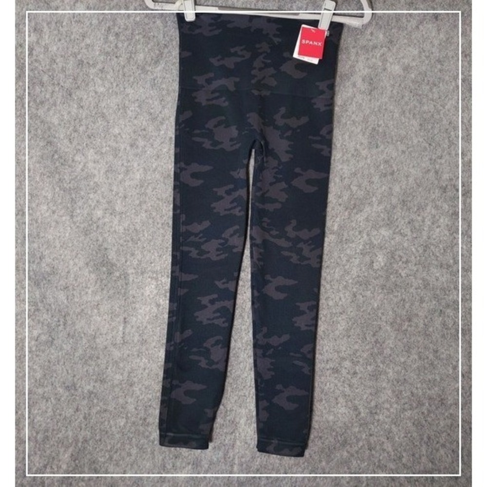 Spanx Leggings M Look at Me Know Black Camo Shapewear Cropped Tummy Control